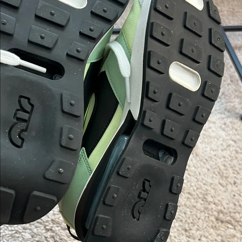 Nike Lime and Black Women's Sneakers - Picture 5 of 9